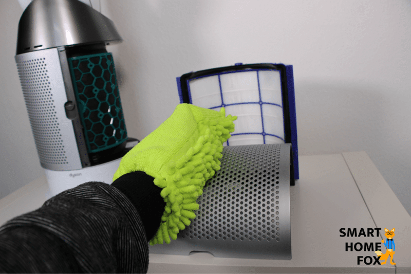 Решетка воздухоочистителя Dyson Pure Hot+Cool HP04 очищается с помощью ткани.